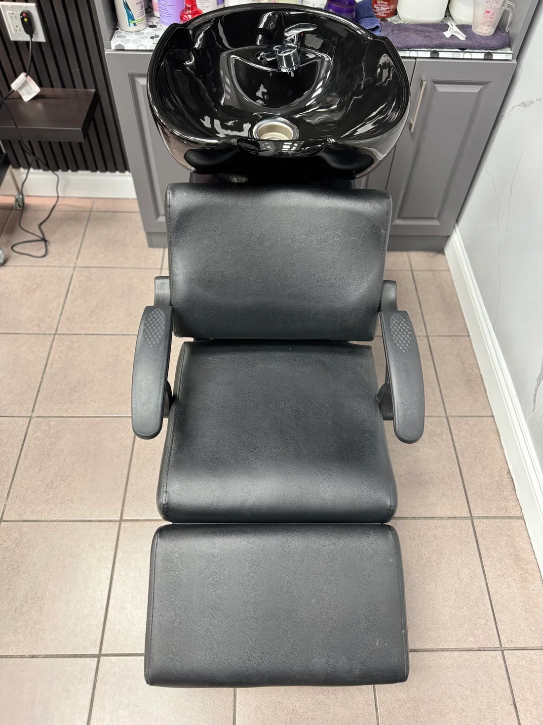 Reclining shampoo chair and wash basin in the salon